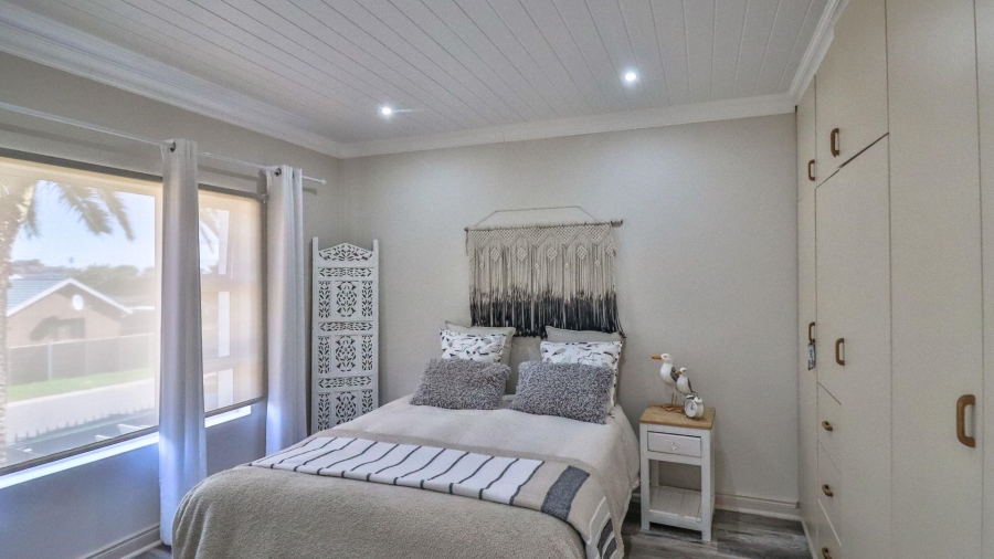 6 Bedroom Property for Sale in Heiderand Western Cape